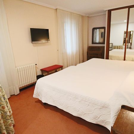 Hotel Santillana Santillana del Mar Bagian luar foto