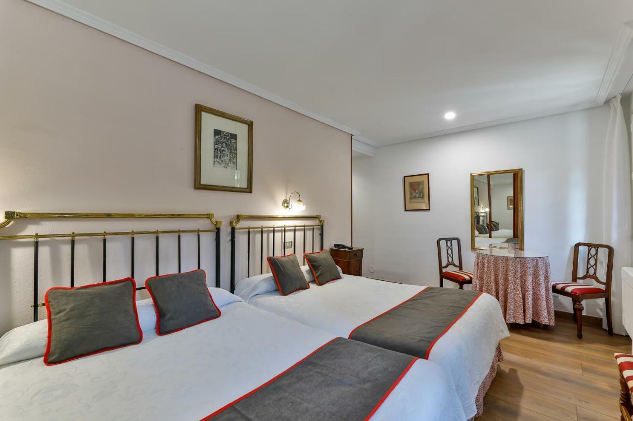 Hotel Santillana Santillana del Mar Bagian luar foto